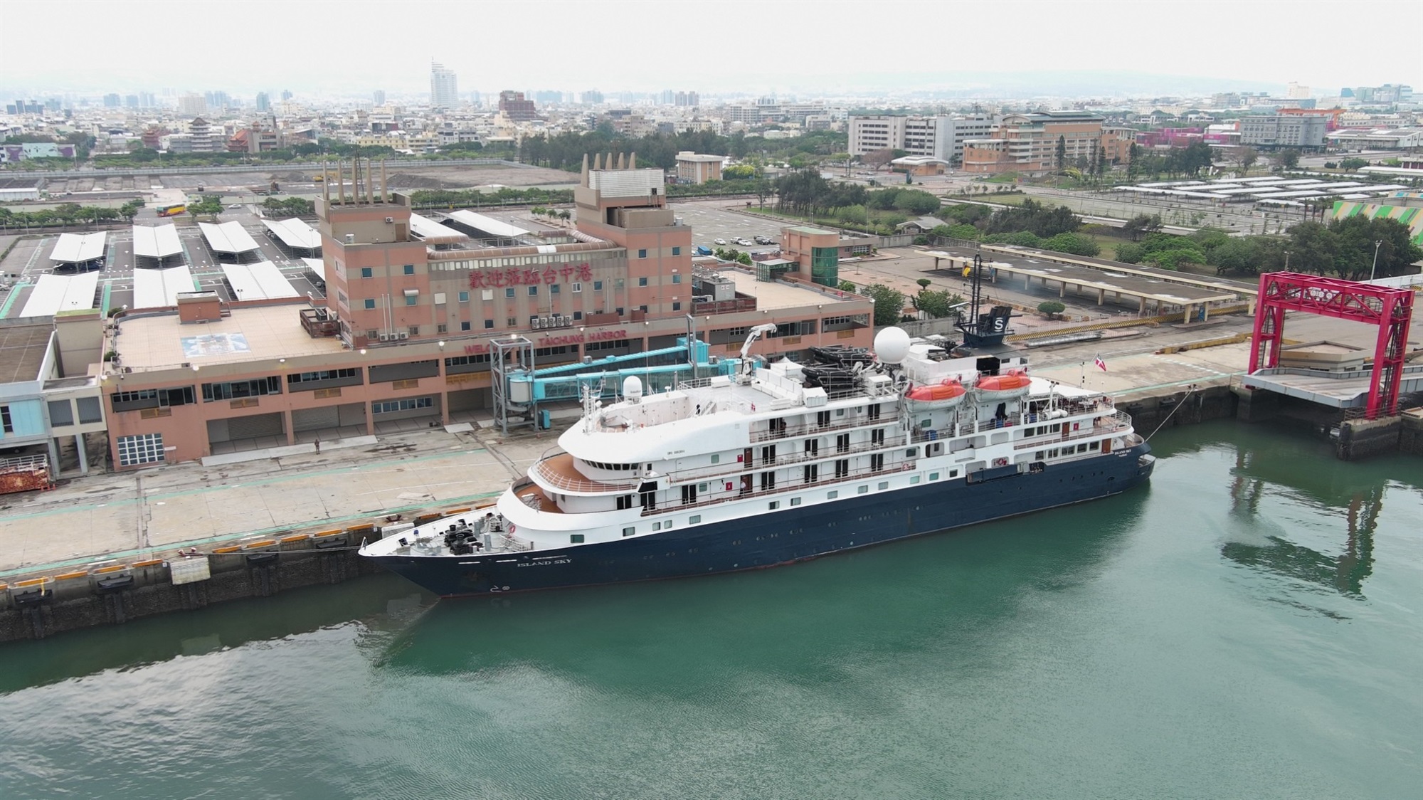 圖2、島嶼天空郵輪靠泊臺中港19號碼頭
