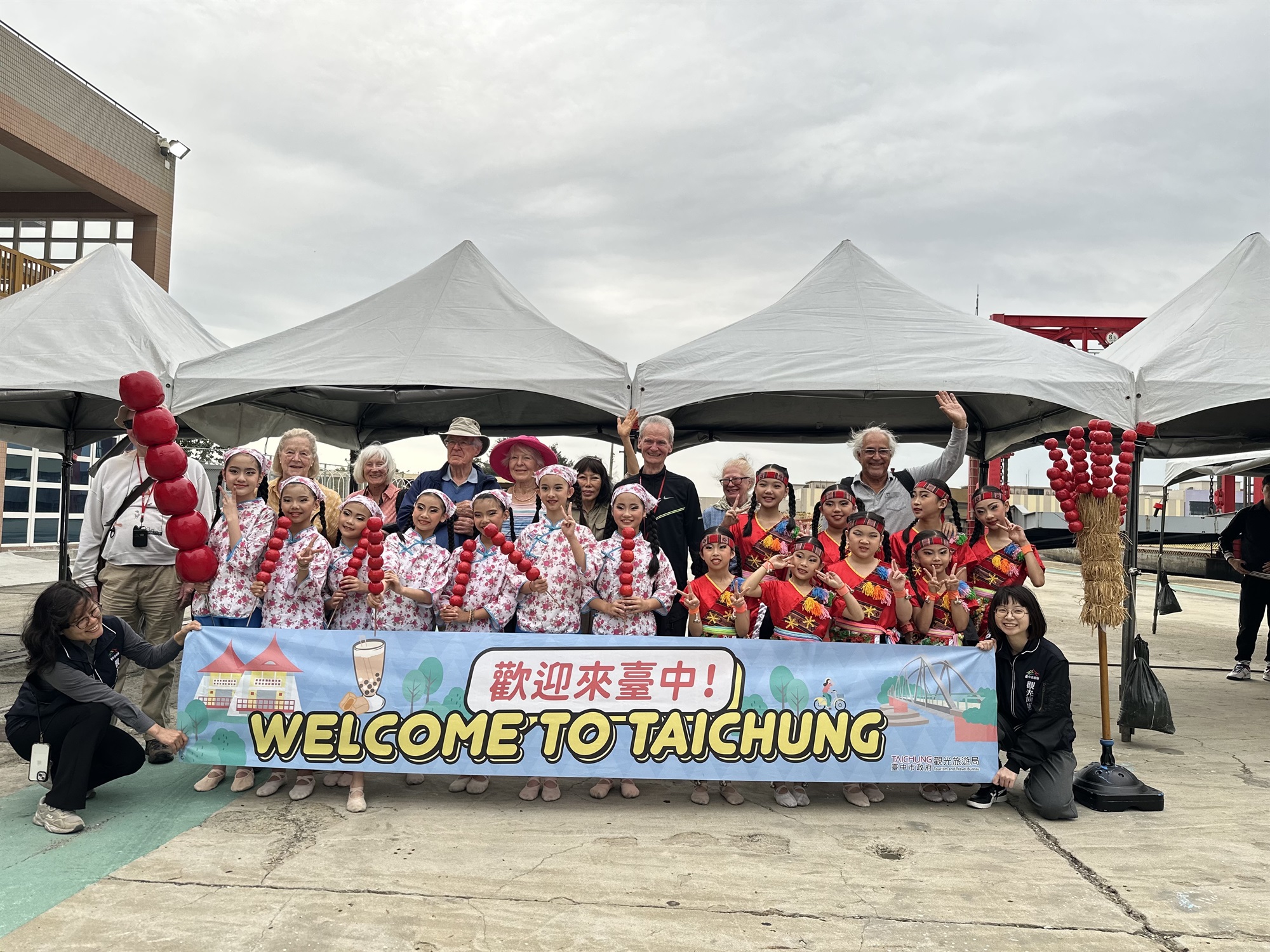 圖3、迎賓舞團熱情迎接世界各國旅客下船