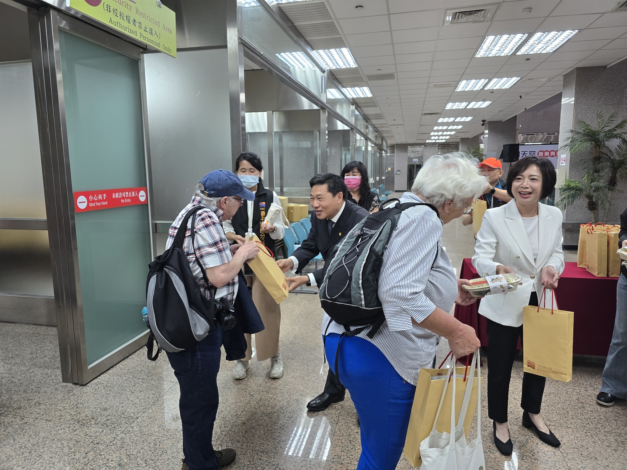 圖4、臺中港務分公司林總經理春福及立法院何委員欣純致贈到港旅客紀念品