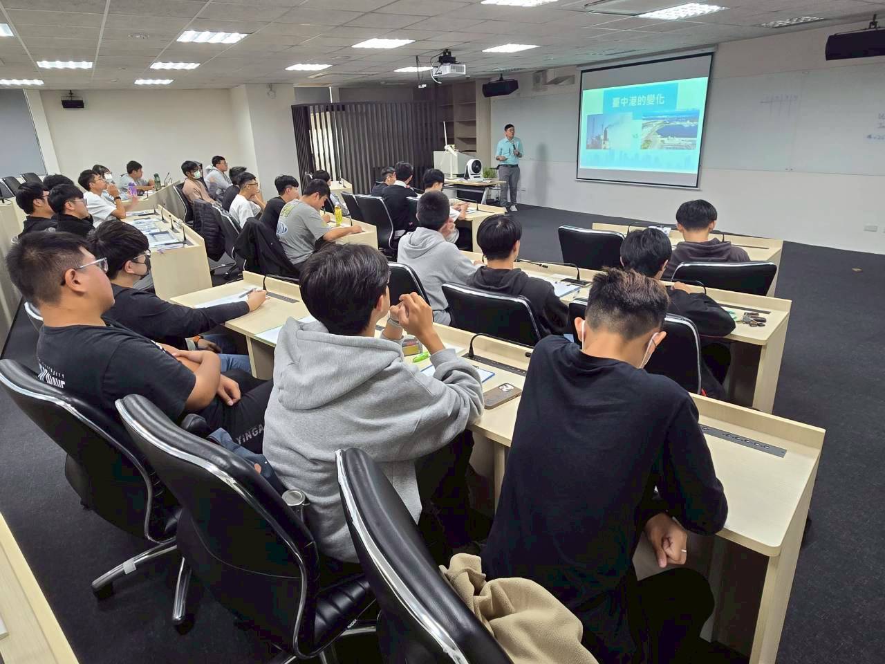 學員認真聽講