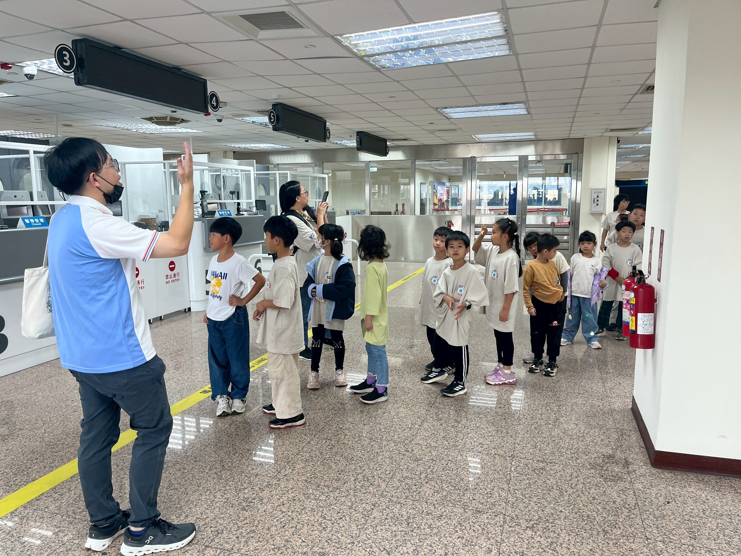 講師講解旅客通關流程