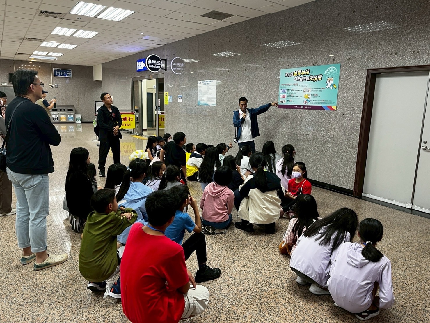 於旅客中心進行導覽